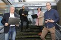 Horst Weiner, Harald Vieten, Barbara Albrecht und Tim Grippekoven auf Treppe vor Gesundheitsamt