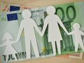 dekorativ, Euro Geldscheine mit Familie aus Papier im Vordergrund