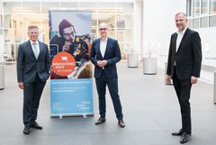 bimanu Cloud Solutions Geschäftsführer erhält Förderurkunde von Landrat Hans-Jürgen Petrauschke und Kreisdirektor Dirk Brügge.