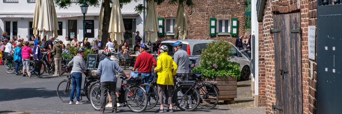 Themen-Radrouten: Gruppe Fahrradfahrer in Zons