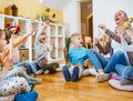 dekorativ, Spielgruppe von Kindern mit Betreuungsperson fröhlich auf dem Boden sitzend und musizierend