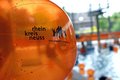 dekorativ, oranger Wasserball im Schwimmbad