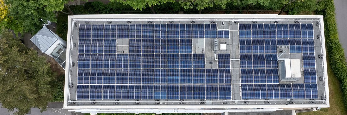 Das mit Photovoltaik ausgestattete Dach des Gesundheitsamtes Rhein-Kreis Neuss.