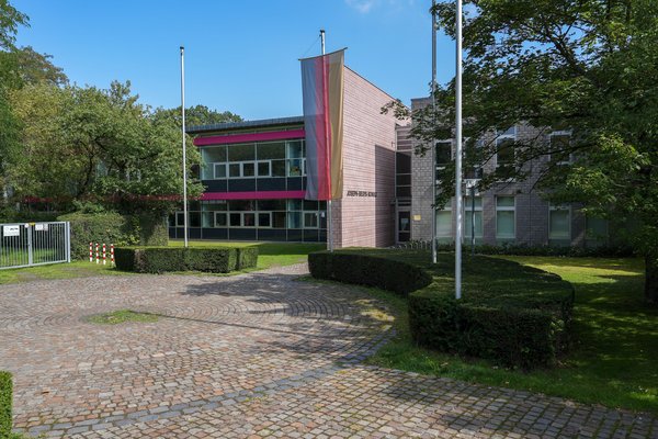 Ein Foto des Haupteinganges der Joseph Beuys Schule.