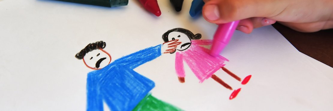 dekorativ, Abbildung zeigt eine Kinderhand, die ein Bild malt, Mann und Kind