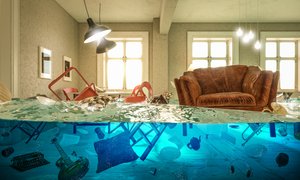 Symbolbild Gegensände in einer Wohnung unter Wasser