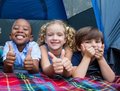 dekorativ, fünf Kinder liegen im Zelt