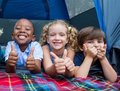 dekorativ, fünf Kinder liegen im Zelt