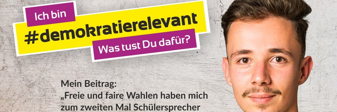 Yasir Ode, Schülersprecher des BBZ Dormagen, ist auf einem der Plakate der Kampagne #demokratierelevant zu sehen. 