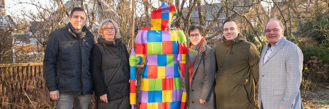 Gruppenfoto mit bunter Quirinusfigur