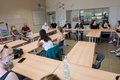 Landrat mit Schülern im Klassenzimmer