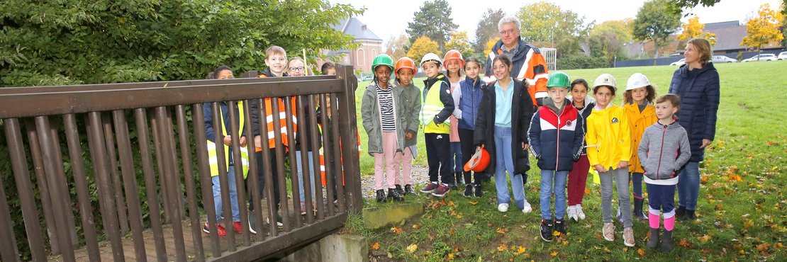 Schülerinnen und Schüler mit Christoph Kurth vom Tiefbauamt an einer Brücke