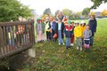 Schülerinnen und Schüler mit Christoph Kurth vom Tiefbauamt an einer Brücke