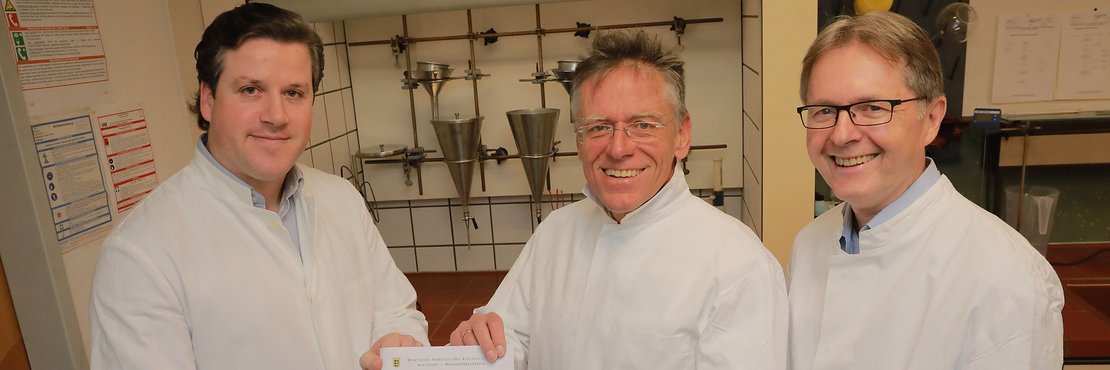 Top-Ergebnis für das Veterinär- und Lebensmittelüberwachungsamt des Rhein-Kreises Neuss (von links): Dr. Simon Eimer, Landrat Hans-Jürgen Petrauschke und Karsten Mankowsky.