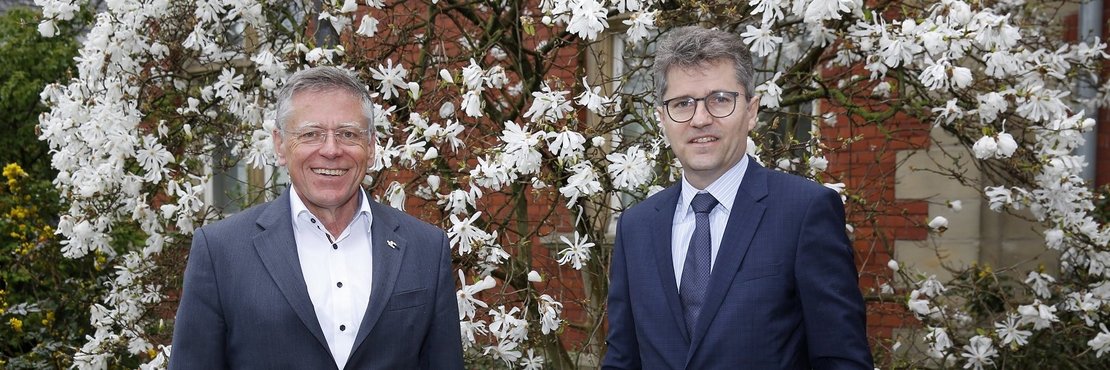 Landrat Hans-Jürgen Petrauschke und der neue Leitender Oberstaatsanwalt Dr. Martin Kreuels vor dem Ständehaus in Grevenbroich