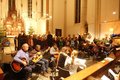 Musiker mit singenden Kindern in einer Kirche