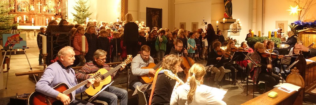 Musiker mit singenden Kindern in einer Kirche