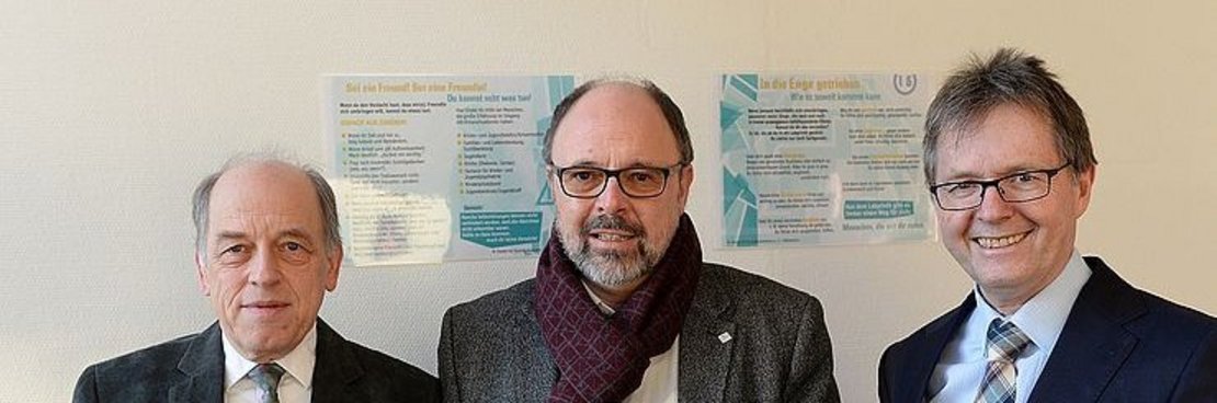 V.l.: Kreisgesundheitsamtsleiter Dr. Michael Dörr, Dr. Martin Köhne (Ärztlicher Direktor St. Alexius-/ St.-Josef-Krankenhaus und Kreisgesundheitsdezernent Karsten Mankowsky präsentieren die Ausstellung.