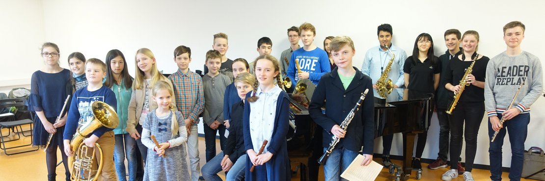 Musikschüler mit Instrumenten