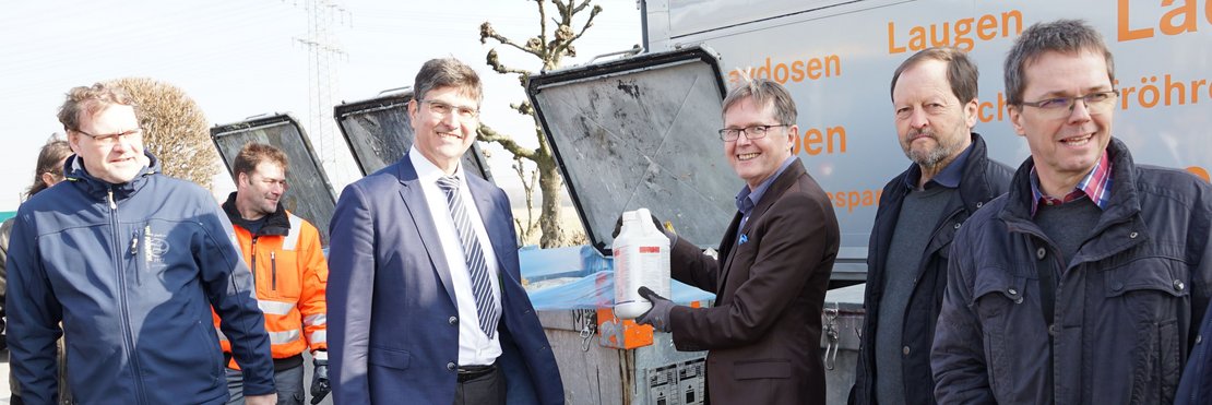 Sammelaktion 2019 (vorne, v. l.): Wasserschutzberater Martin Guttau, Stefan Alef, Technischer Leiter bei den Stadtwerken Neuss, Kreisumweltdezernent Karsten Mankowsky, Kreislandwirt Wolfgang Wappenschmidt und Stefan Offer, Landhandel Offer.