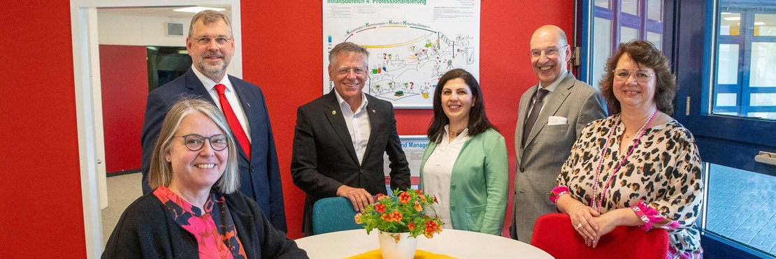 Foto von  Dr. Monika Gerig-Leifeld (stellvertretende BTI-Leiterin), BTI-Leiter Edelbert Jansen, Landrat Hans-Jürgen Petrauschke, Lena Agop vom Hochbauamt des Rhein-Kreises Neuss, Dezernent für Schule und Kultur beim Rhein-Kreis Neuss Tillmann Lonnes und Petra Heinen-Dauber, Amtsleiterin für Schulen und Kultur beim Rhein-Kreis Neuss