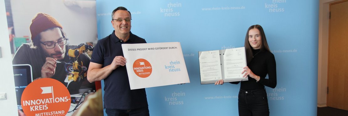 Roland Matthes und Nina Matthes halten Plakate