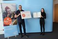 Roland Matthes und Nina Matthes halten Plakate