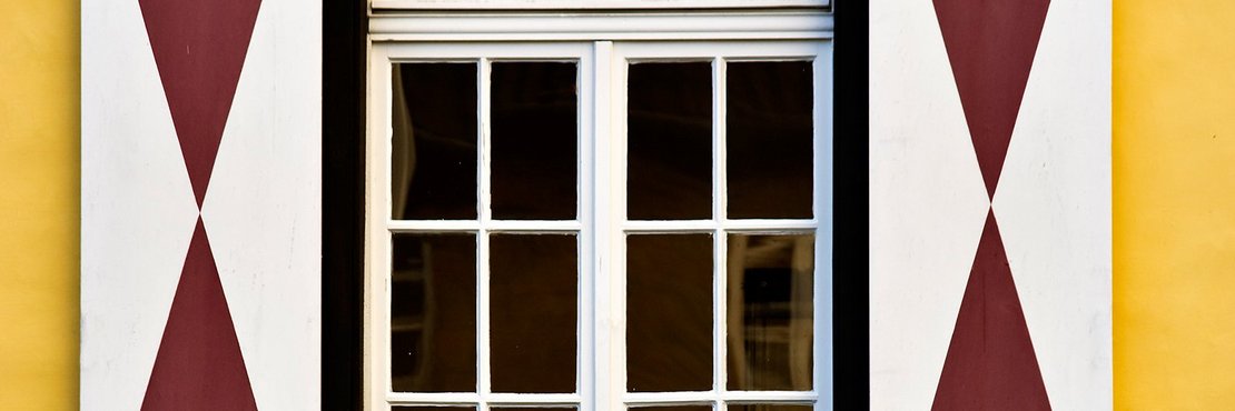 Fenster mit historischen Fensterläden der Zollfeste Zons