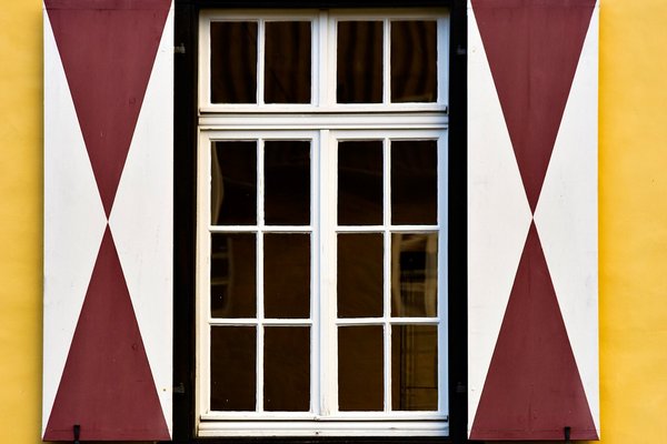 Fenster mit historischen Fensterläden der Zollfeste Zons