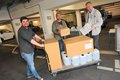 Kreisdirektor Dirk Brügge, Benedict Meier und  Fabian Fox mit Kartons