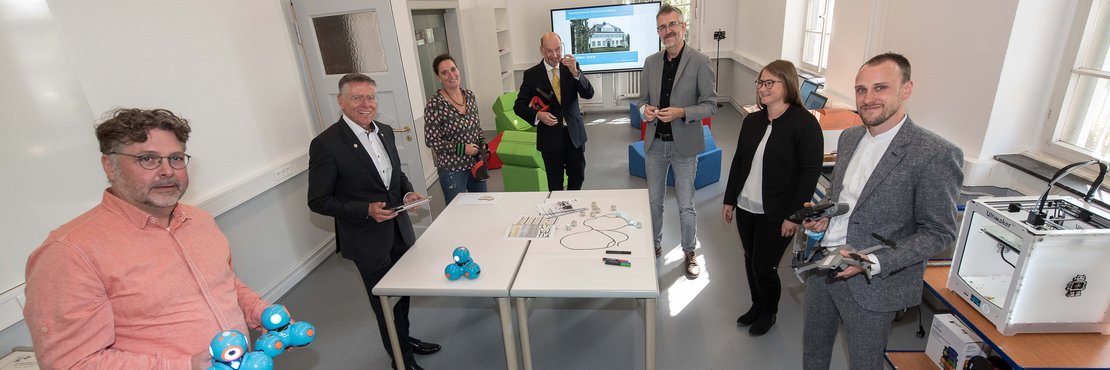 Bei der Vorstellung des Maker Space im Kreismedienzentrum (v. l.): Mark Albrecht-Hermanns, Pädagogischer Leiter, Landrat Hans-Jürgen Petrauschke, Medienberaterin Gala Garcia Frühling, Dezernent Tillmann Lonnes, Einrichtungsleiter Manfred Heling, Anne Schönauer vom Kreishochbauamt und Johannes Feser, Referent für Medienbildung.