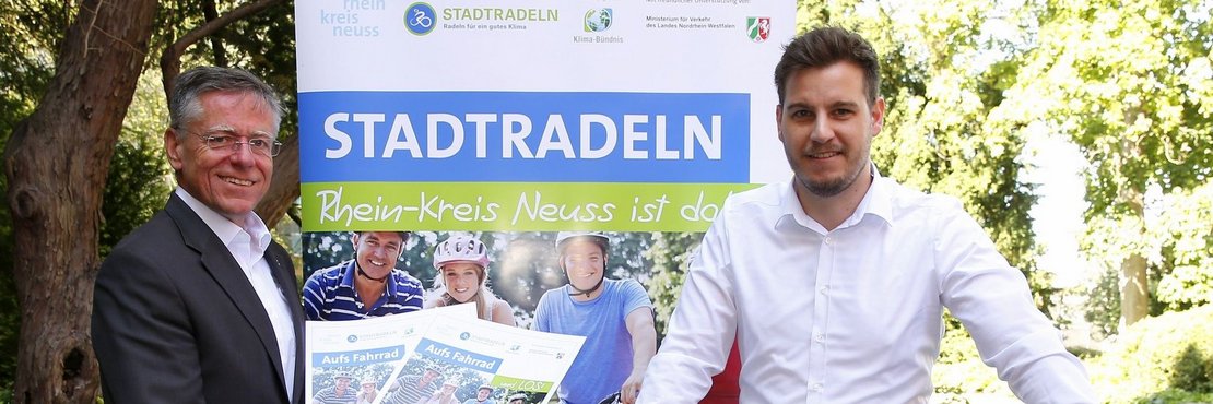 Landrat Hans-Jürgen Petrauschke und Michael Ruß mit Plakat und Fahrrad