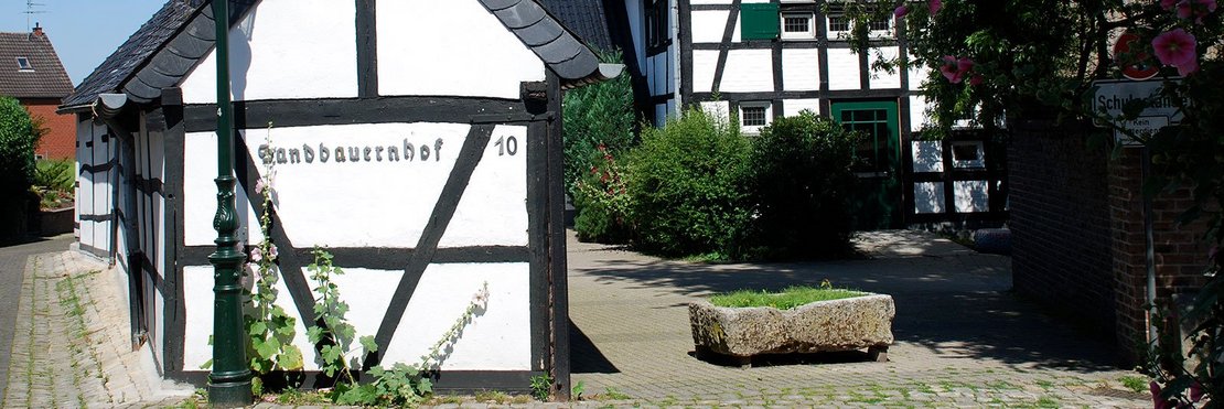 Fachwerkbau: Außenansicht des Sandbauernhof Liedberg