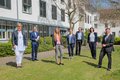 Sabine Floryszak, Gesundheitsdezernent Karsten Mankowsky, Maike Poick, Andrea Ritzert, Markus Morawietz, Heike Loosen, Landrat Hans-Jürgen Petrauschke stehen mit Abstand vor dem Kreisgebäude in Grevenbroich