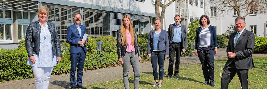 Sabine Floryszak, Gesundheitsdezernent Karsten Mankowsky, Maike Poick, Andrea Ritzert, Markus Morawietz, Heike Loosen, Landrat Hans-Jürgen Petrauschke stehen mit Abstand vor dem Kreisgebäude in Grevenbroich