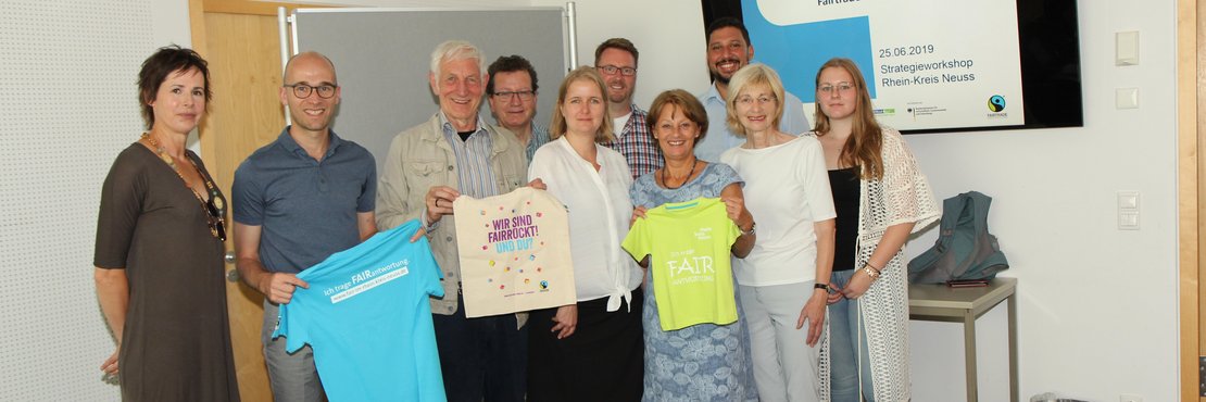 Personengruppe - einige halten fair gehandelte T-Shirts oder Taschen