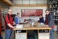 Schülerin und Schüler mit Anleitern an einer Werkbank in Elektrowerkstatt