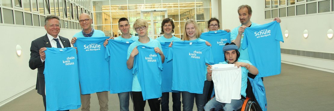  Landrat Hans-Jürgen Petrauschke und Schulleiter Siegfried Knaul halten gemeinsam mit den Betreuern und Schülern der Schule am Nordpark Trikots in den Kreisfarben für die Special Olympics hoch.