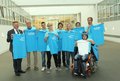  Landrat Hans-Jürgen Petrauschke und Schulleiter Siegfried Knaul halten gemeinsam mit den Betreuern und Schülern der Schule am Nordpark Trikots in den Kreisfarben für die Special Olympics hoch.