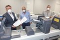 Landrat Hans-Jürgen Petrauschke mit seinen Kreismitarbeitern (v.l.) Dietmar Neunzig und Bernd Schirrmann