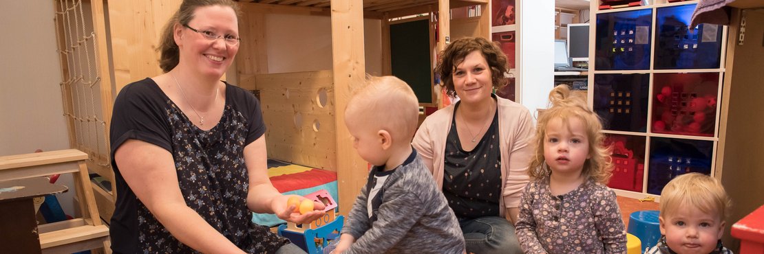 Tagesmutter Britta Krüers (l.) mit ihren Tageskindern Lennard, Marie und Florian sowie mit Rebekka Tewes vom Kreisjugendamt