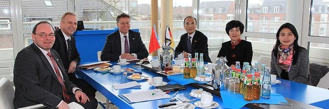 Deutsch-chinesische Begegnung (von links): Robert Abts, Dirk Brügge, Landrat Hans-Jürgen Petrauschke, der Gesandte Xiaosi Li, seine Ehefrau und stellvertretende Generalkonsulin Lili Tao.