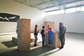 Kinder schauen sich im Kreiskulturzentrum ein Kunstwerk an.