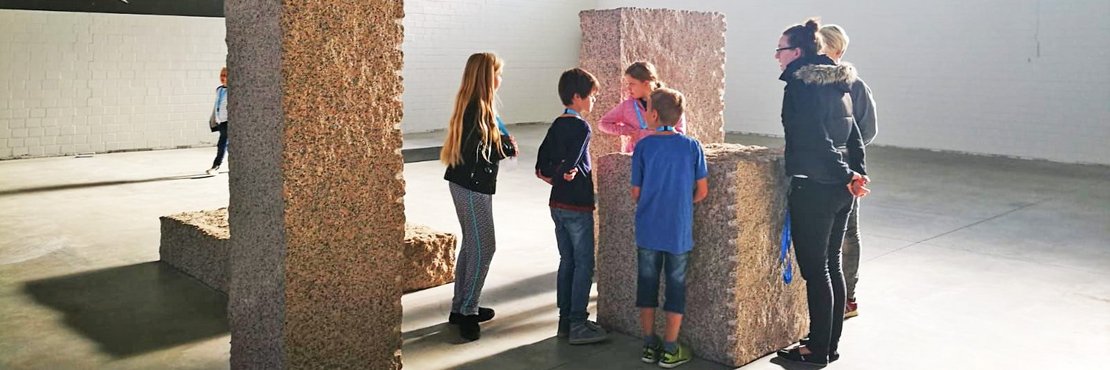 Kinder schauen sich im Kreiskulturzentrum ein Kunstwerk an.