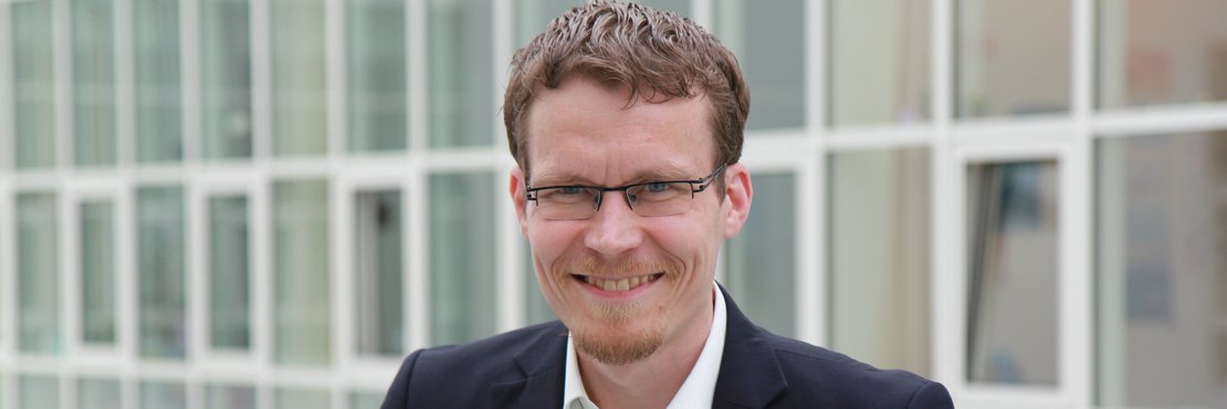 Dr. Stephen Schröder lächelnd