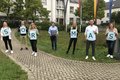 Die genannten Personen stehen mit Abständen vor dem Kreishaus Grevenbroich. Sie halten Schilder in der Hand mit den Buchstaben des Wortes SORMAS. Schellhorn hält ein Notebook.