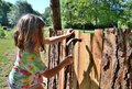 Ein Kind auf einem Bauspielplatz