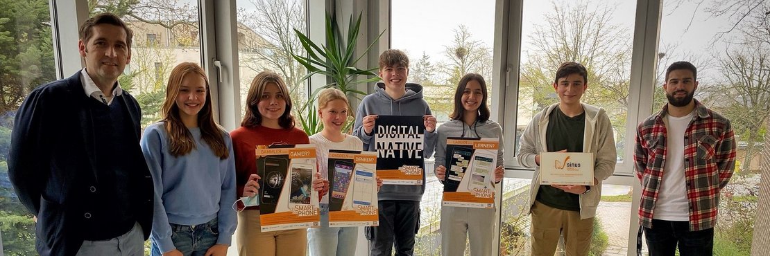 Schulleiter Tobias Petruschkat, Hanna Vollberg, Katharina Schöning, Fenja Boellaard, Elia Böhm, Selina Haciyüzbasioglu, Deniz Gül und Medienscout Tobias Bauer