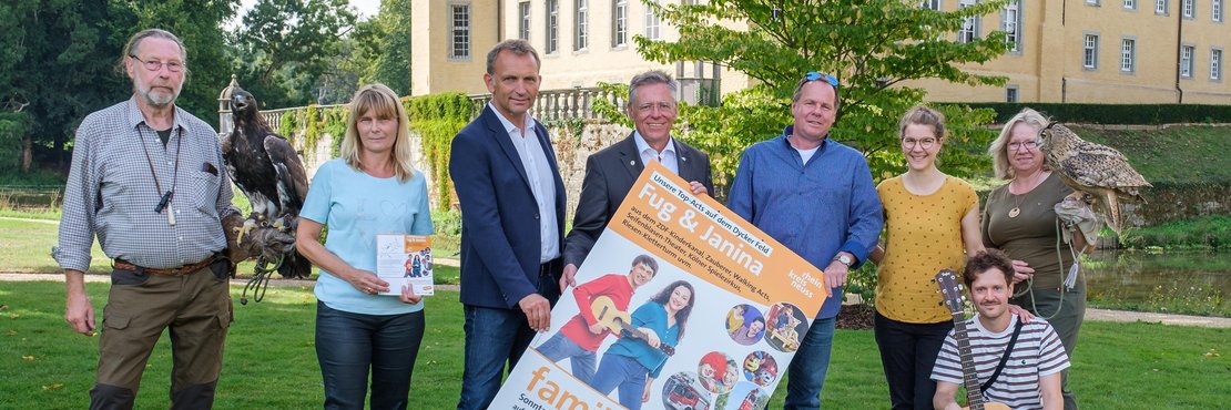 Gruppenfoto vor Schloss Dyck