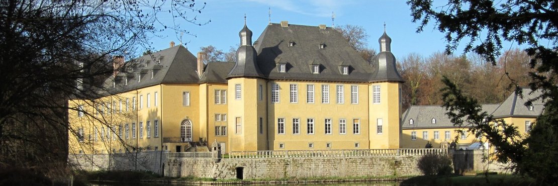 Schloss Dyck mit einer Spiegelung im Wasser